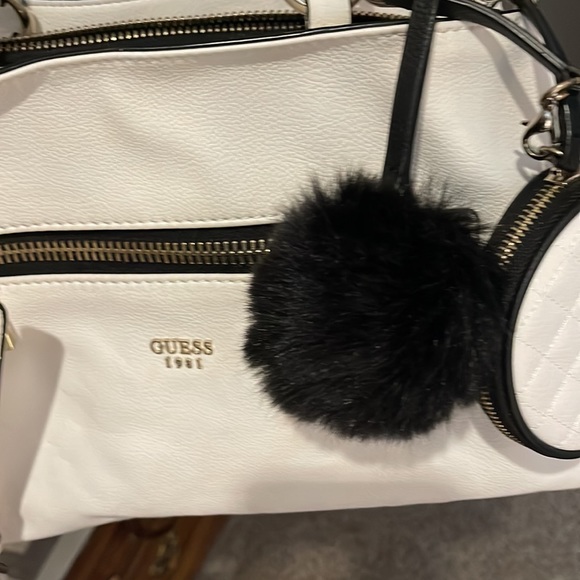 White Guess cross over Handle Bag - Picture 2 of 5